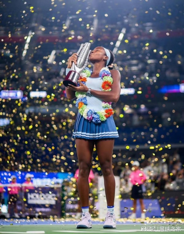 日斗-优配 高芙直言中国为自己的福地，武网夺冠后笑言希望明年再赴故宫还愿